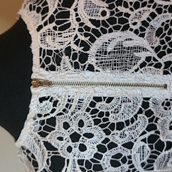 SUZY SHIER Cream Lace Tank Top, Cropped, Back Zipper Closure - Picture 5 of 10